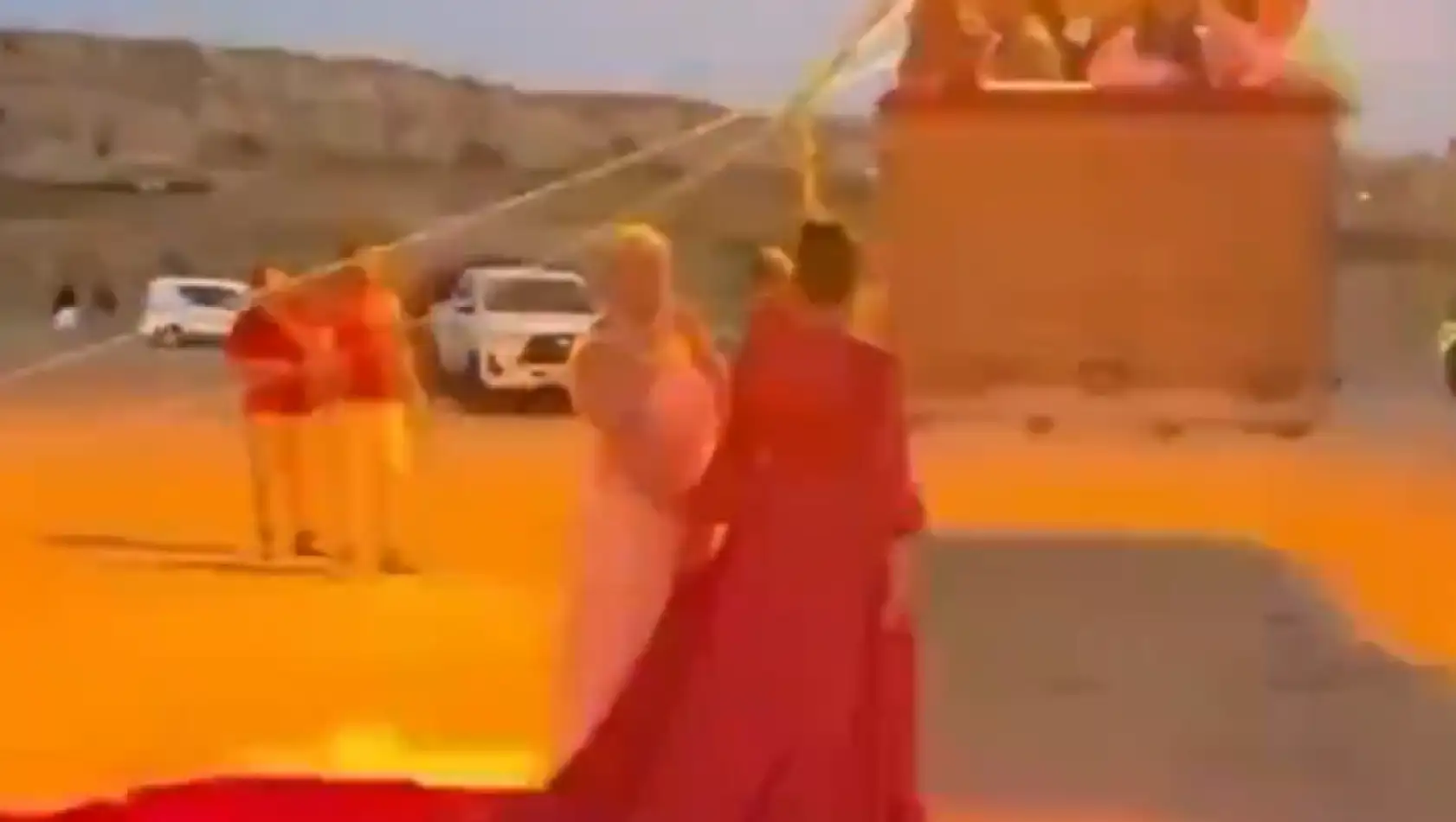 Böyle fotoğraf çekimi görülmedi: Erkek gelinlik giydi!