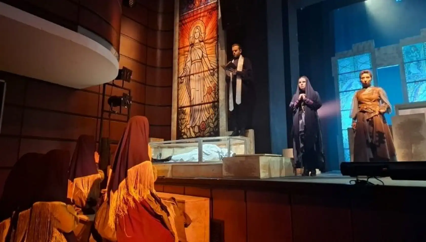 Kayseri Devlet Tiyatrosu ''Bernarda'' ile sahneye damga vurdu!