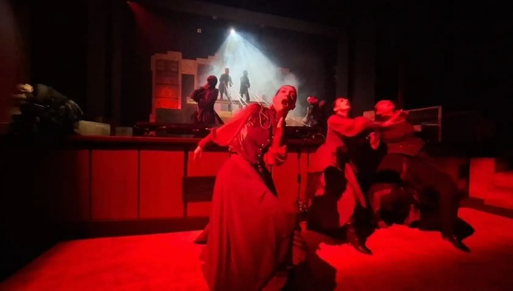 Kayseri Devlet Tiyatrosu ''Bernarda'' ile sahneye damga vurdu!