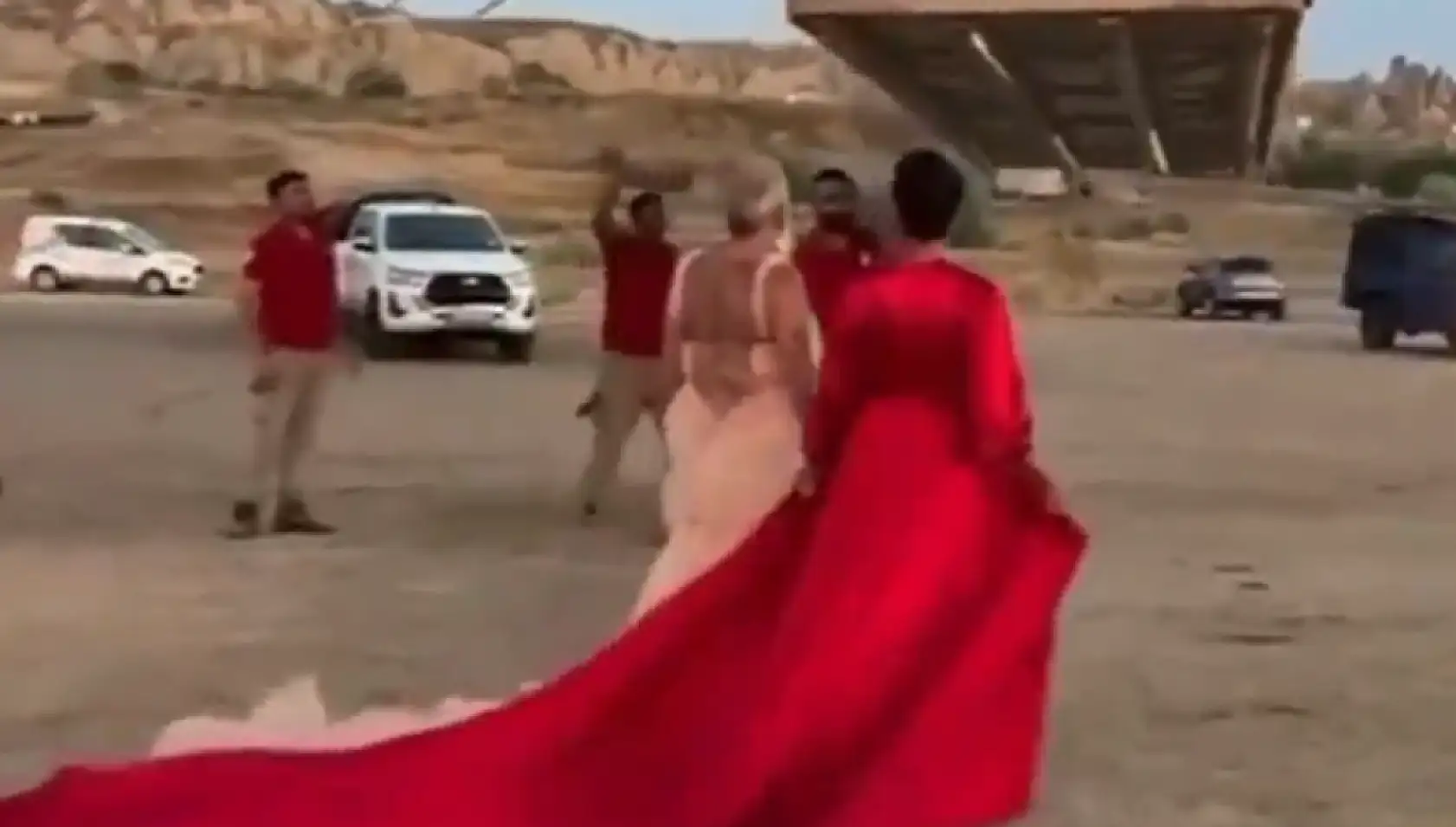 Böyle fotoğraf çekimi görülmedi: Erkek gelinlik giydi!