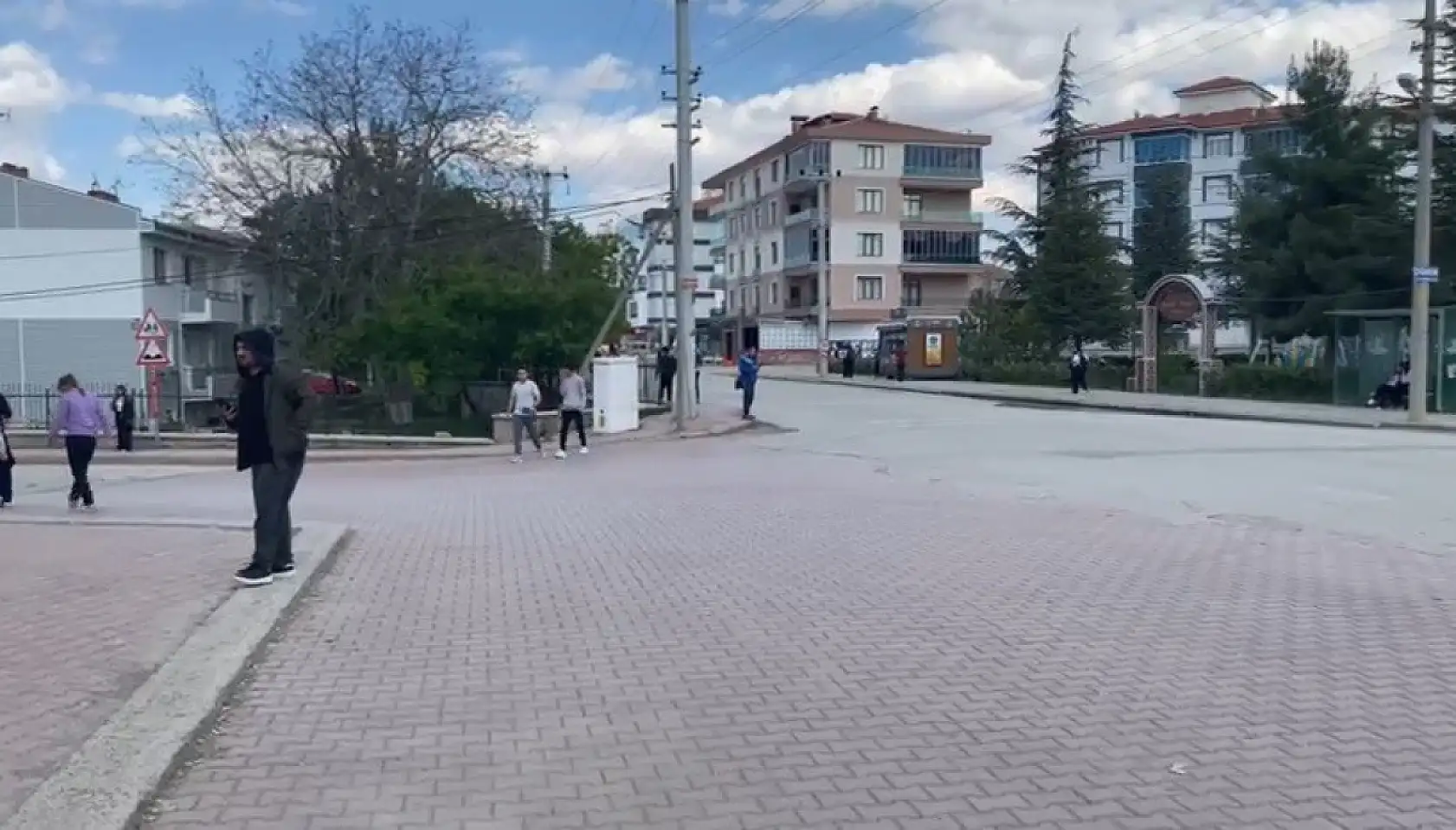 5.2'lik sarsıntı sonrası panik anları: Görüntüler peş peşe geliyor!