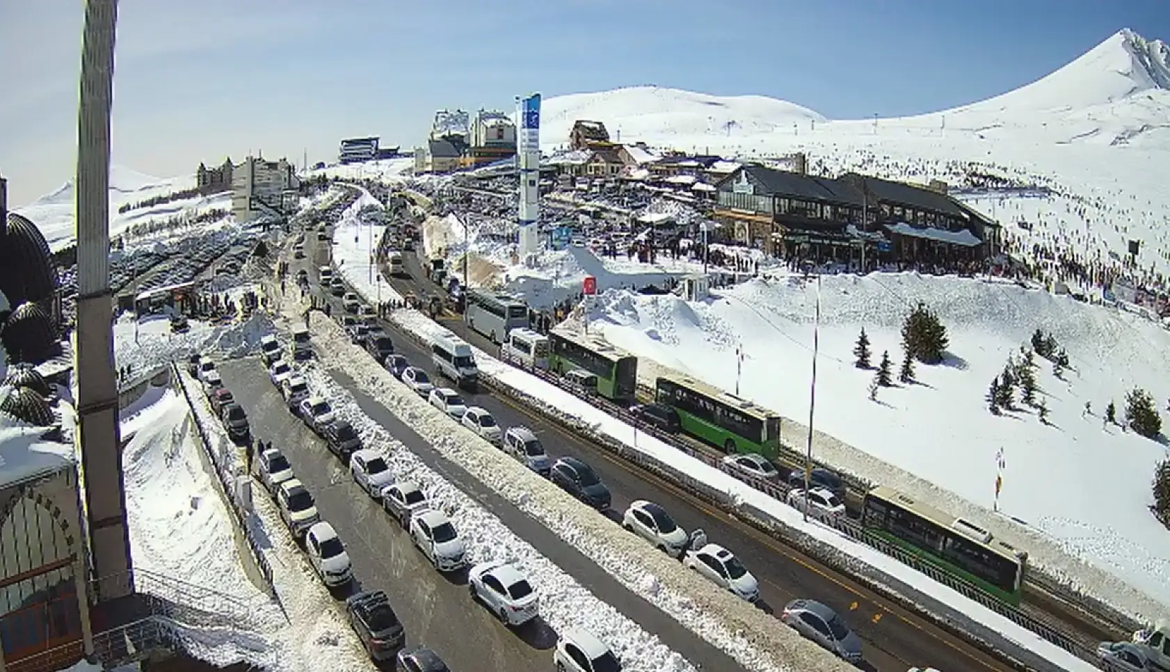 Erciyes'e akın var: Trafik kilitlendi kuyruklar metrelerce uzadı!
