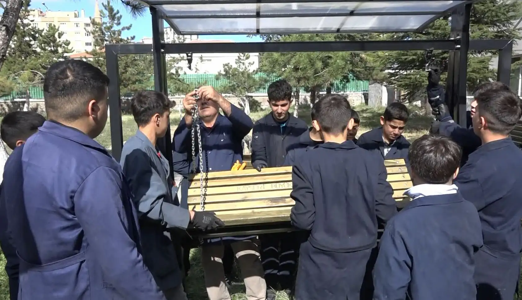 Meslek liseli öğrenciler Kayseri'de millet bahçesinin salıncaklarını üretti!