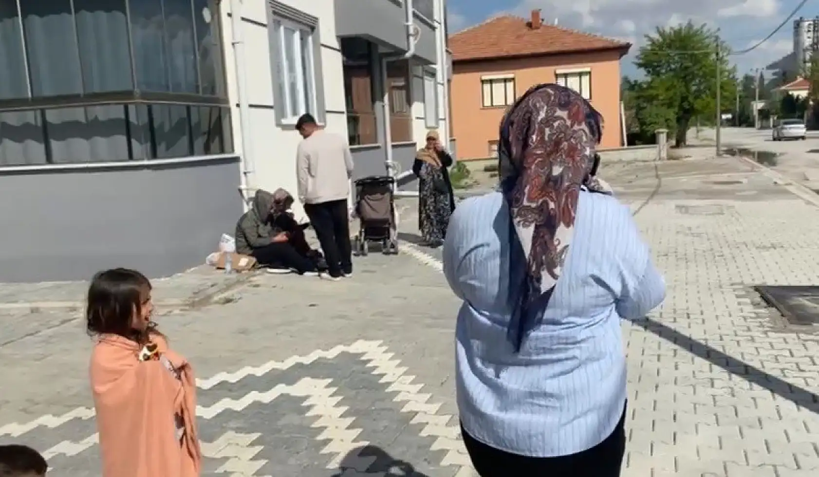 5.2'lik sarsıntı sonrası panik anları: Görüntüler peş peşe geliyor!