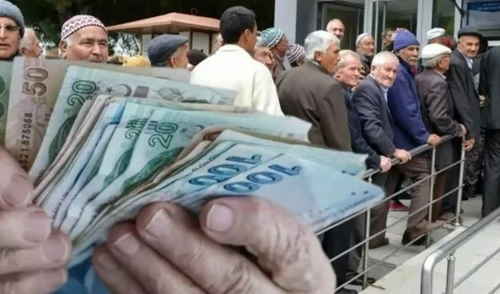 Emeklilere şok haber: Maaşlarda kesinti mi yapılacak?