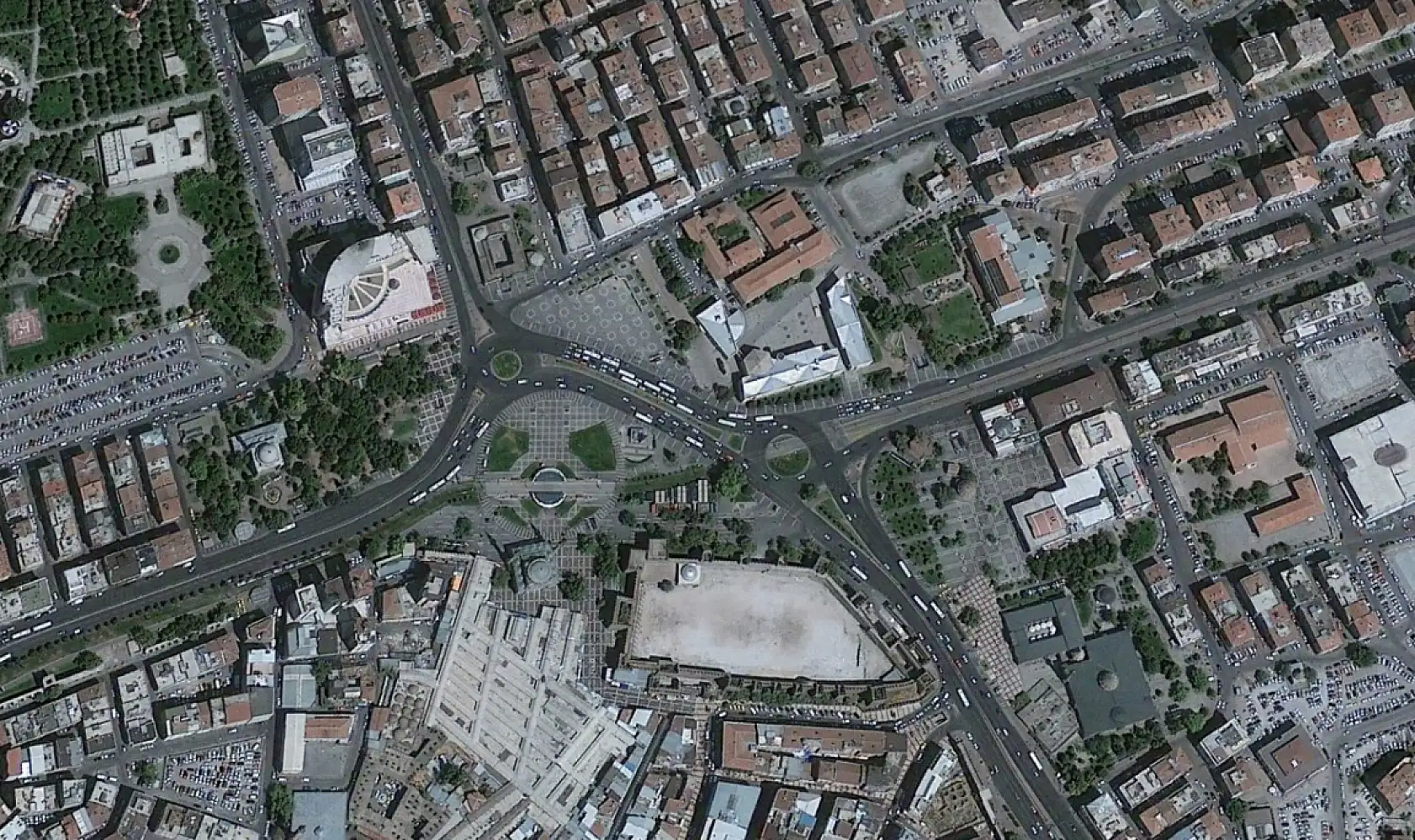 Kayseri'de tramvay yokken Cumhuriyet Meydanı böyleydi! 2005 yılından işte o görüntüler…