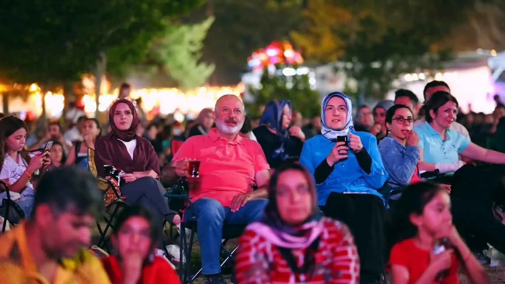 Başkan Çolakbayrakdar 'Neşeli Günler' filmini Fuar 38'de vatandaşlarla izledi