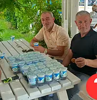 4 çocuk çarşının ortasında Enver Paşa anısına ne dağıttı?
