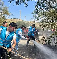 Alevler yükselince ilk koşanlardan oldular! Kayseri'de yangın bölgesine destek