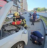 Aracında saklanan yılan evinin önünde ortaya çıktı