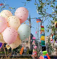 Balonlar havada, bebekler sahnede: Eşsiz vadide festival zamanı!