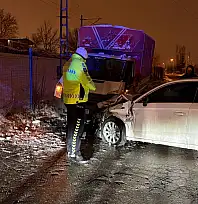 Cırgalan'da talihsiz kaza - İki araç kafa kafaya girdi: 3 yaralı