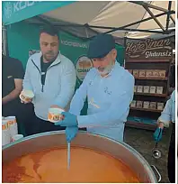 Çolakbayrakdar, Gastronomi Günleri'nde Gömeç fasulyesini vatandaşlara ikram etti!