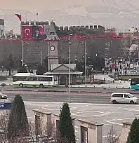Cumhuriyet Meydanı'ndaki Türk Bayrakları koptu: Gözler belediye ekiplerinde!