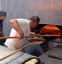 Develi cıvıklısına Şampiyonlar Ligi sunumu! Ünlü spiker ve eski hakem fırın başına geçti