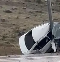 Develi'de direğe çarpan otomobil ikiye katlandı: 1 yaralı