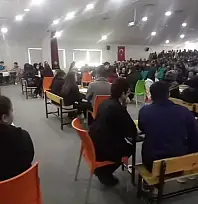 Develi'de liseler yarıştı... Salon nefesini tuttu: Bilgi düellosunda gençler sahnedeydi