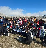 Develili Galatasaraylılardan örnek davranış! Formayı çıkardılar, toprağa indiler