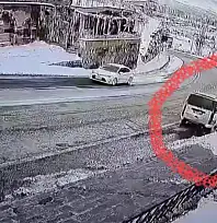 El freni çekilmeyen araç kaza yaptı o anlar kamerada