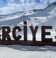 Erciyes'e kar yağdı: Kayak sezonu için ilk tarih geldi!