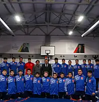 İl Müdürü Kabakcı, güreş sporcularıyla bir arada