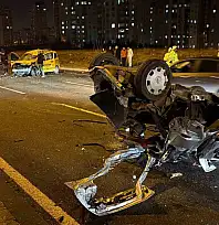 Feci kaza: Karşı yola geçen otomobil taksi ile çarpıştı: 1'i ağır 3 yaralı