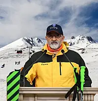 Kayak kıyafetiyle Meclis'e çıktı: Erciyes daveti tartışma yarattı