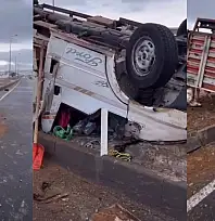 Kayseri'de büyükbaş hayvan taşıyan kamyonet takla attı - Hayvanlar yola saçıldı, 2 kişi yaralandı!