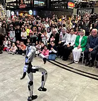 Kayseri'de insansı robot MEGA sahneye çıktı!