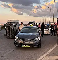 Kayseri'de ışıklarda zincirleme kaza! 5 araç birbirine girdi, otomobil yan yattı
