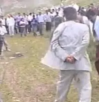 Kayseri'de izleyenleri şaşırtan gelenek! Bu oyunda yumruk yemek cesaret göstergesi sayılıyor