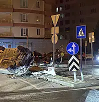 Kayseri'de kaza: Otomobillerden biri yan yattı, diğeri takla attı - Yaralılar var!