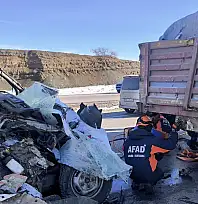 Kayseri'de öğrenci servisi tıra çarptı: Çok sayıda kişi yaralandı!