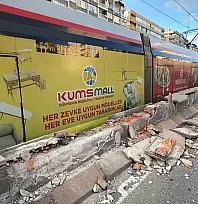 Kayseri'de otomobilin çarptığı refüjden kopan taşlar tramvayın içine savruldu!