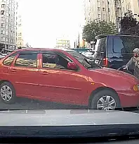 Kayseri'de park yeri kavgası kamerada! Yaşlı kadının üzerine otomobilini sürdü