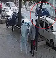 Kayseri'de tramvay durağına çarpan sürücü yaralandı