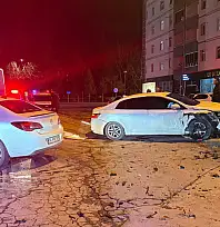 Kayseri'de yok böyle olay: Otomobiller çarpıştı: sürücü kaçtı, yakını yerine geçmeye çalıştı!