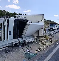 Kayseri'de yokuşta kontrolden çıkan tır devrildi! Sürücü hastaneye kaldırıldı