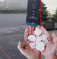 Kayseri'de yollar göle döndü: Vatandaşlar duraklara sığındı!
