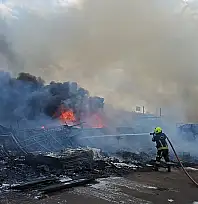 Kayseri'deki korkutan hurda yangını söndürüldü