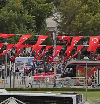 Kayseri meydanında büyük kalabalık: Heyecanla Özel'i bekliyorlar!