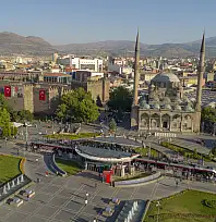Kayseri'nin kalbinde büyük değişim! Cumhuriyet Meydanı baştan aşağı yenileniyor