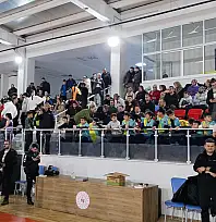 Kayseri protokolü Erva Spor Okulu öğrencileri ile karşılaştı: Vali Çiçek tribünde yer aldı