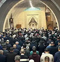 Kayserililer Berat Kandili'nde ellerini semaya açtı