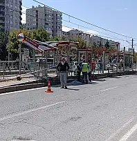 Kayseri'de otomobil tramvay durağına girdi!
