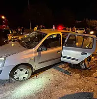 Kayseri'de otomobiller çarpıştı: Araçta sıkışan kadının imdadına itfaiye ekipleri yetişti!