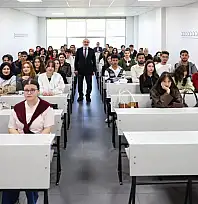 Rektör Karamustafa 50 kişilik sınıfa hitap etti: 'Her fırsatta bir araya geliyoruz'