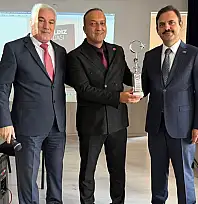 Şair Hacı Kısır, 'Ay Yıldız Sevdası' kitabını imzaladı