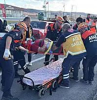 Sivas-Kayseri yolunda feci kaza: Tıra arkadan çarptı! 6 yaralı