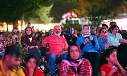 Başkan Çolakbayrakdar 'Neşeli Günler' filmini Fuar 38'de vatandaşlarla izledi
